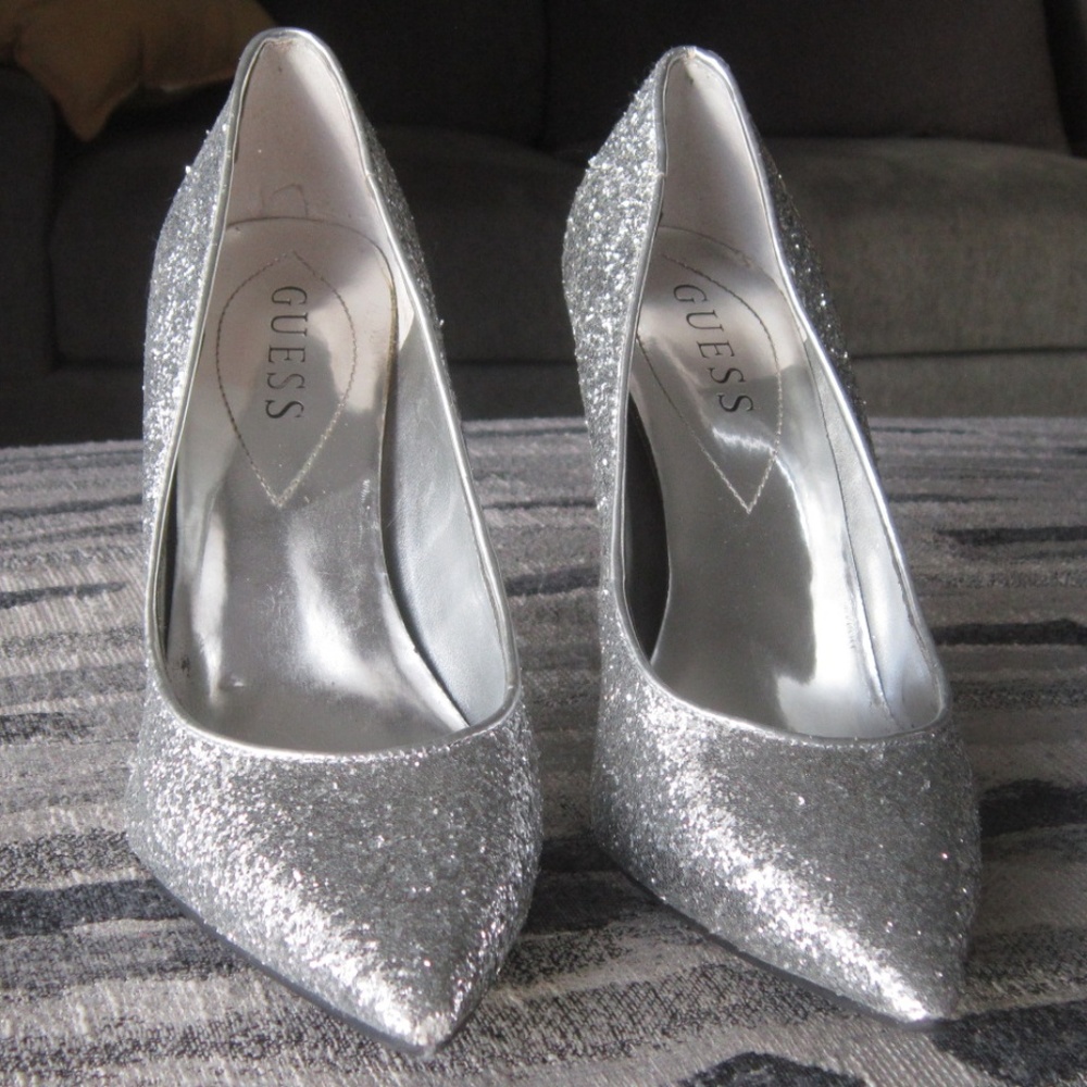 Guess Heels in silver metallic finish - Size: 6M